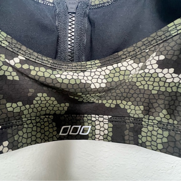 Lorna Jane Camo Front Zipper Sports Bra
Olive Green/White size S/M - Picture 6 of 7